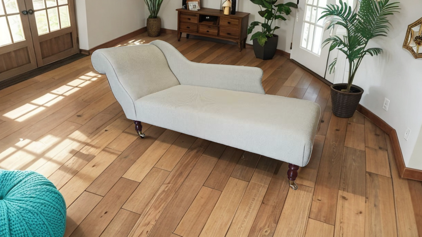 Leżanka szezlong w salonie z drewnianą podłogą