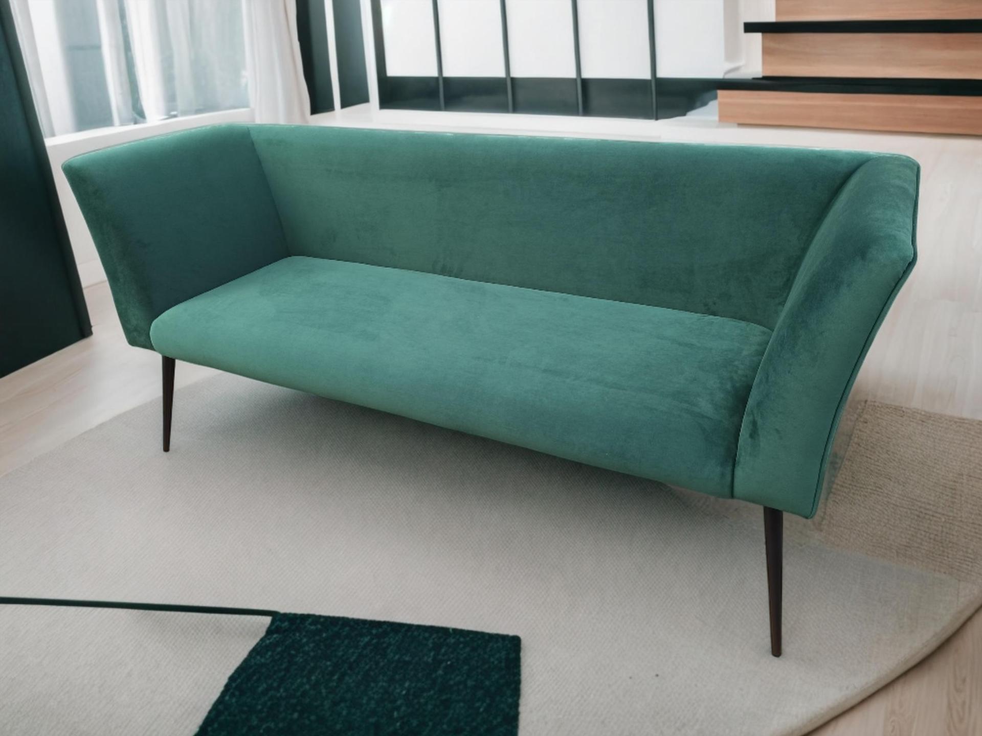 zielona kanapa w salonie